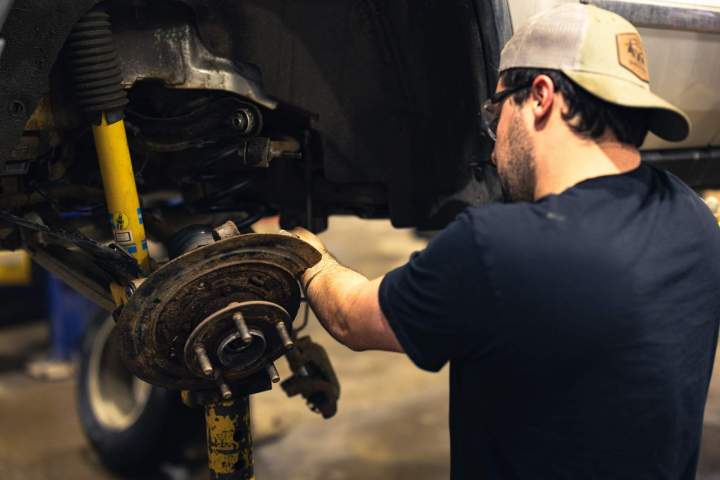 Changing tires Ville-Marie